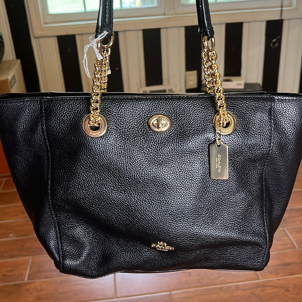 coach shoulder bag in black color new